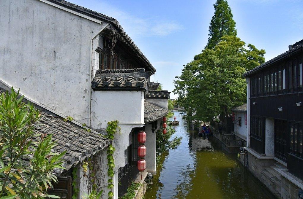 华联控股：通过集中竞价累计回购公司股份2049.38万股，占公司总股本的1.38%，总金额6986.27万元
