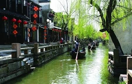 内蒙小伙河里捞出一块金牌，拒绝上交，拿到金店融成一对金镯子